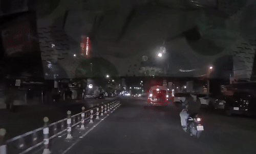 Xe máy lao vào ôtô đang quay đầu