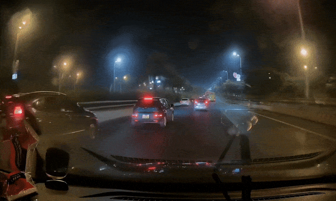 Mải bám đuôi, ôtô đâm xe trước vì cú phanh gấp