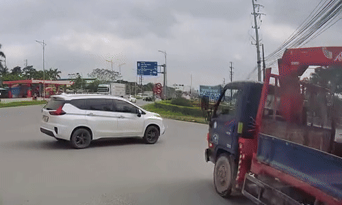 Xe tải đâm ngang sườn xe con khi cố vượt