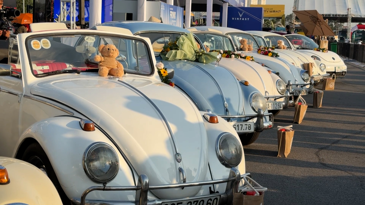 Khách tham quan triển lãm ôtô trải nghiệm xe cổ Volkswagen