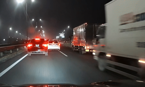 Xe tải đâm sầm vào xe đang dừng chờ tắc đường