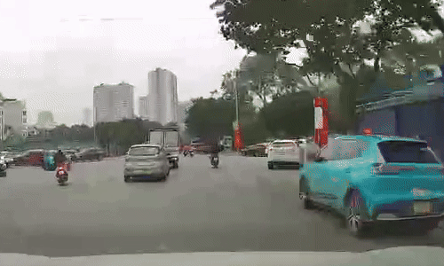 Lao vào xe máy khác tại ngã tư, cô gái nằm bất động