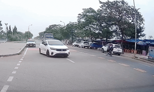 Xe con quay đầu gấp tự 'nộp mạng' cho xe tải