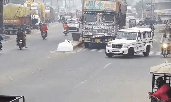 Ôtô cắt ngang đường bị xe tải đè bẹp