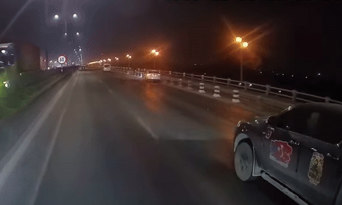 Ôtô tự lao vào dải phân cách rồi lật ngửa