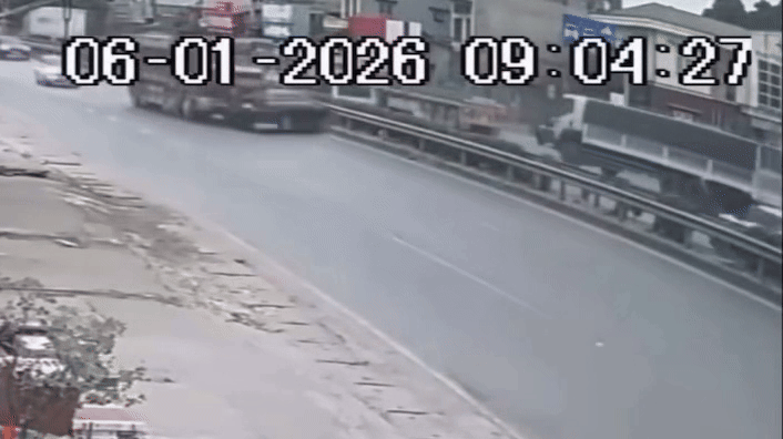 Xe con bị vò nát sau cú chuyển làn ẩu của 'hung thần' xe tải