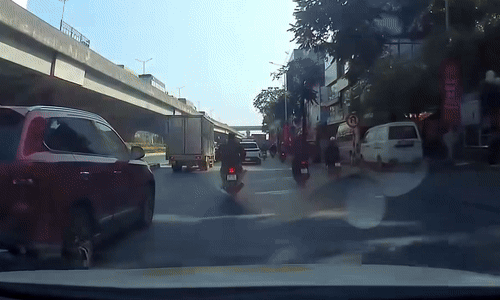 Hố nhỏ giữa phố lớn khiến người đi xe máy 'đo đường'