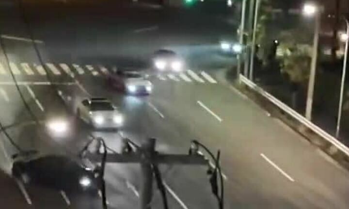 Một loạt xe nối đuôi drift như cảnh trong phim