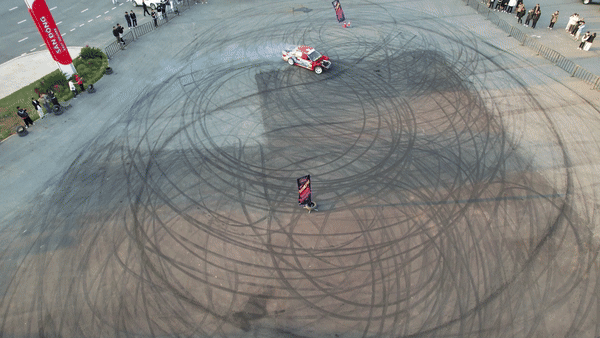 Người dân trải nghiệm drift xe tại Vietnam Mobility Show 2025