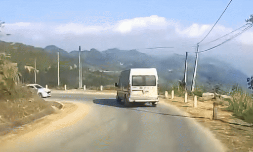 Ôtô con đâm xe 16 chỗ: lỗi cơ bản khi vào cua gấp