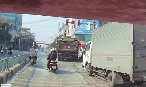 Chất thải trên xe tải phủ xuống người đi xe máy