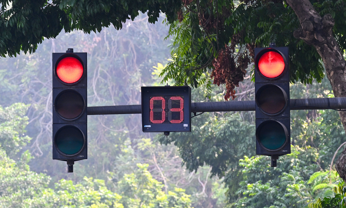 Rẽ phải ở làn đi thẳng khi đèn đỏ vi phạm lỗi gì?