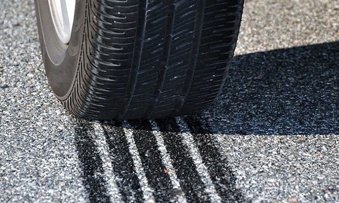 'Giá trị của xe mới so với xe cũ thể hiện khi phanh khẩn cấp'