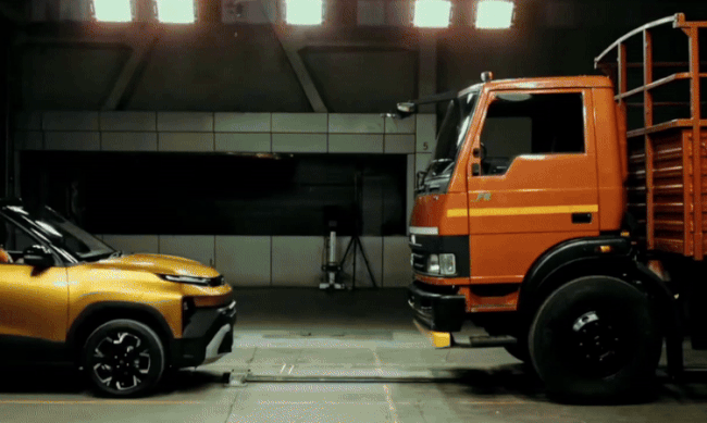 Xe con lao đầu vào xe tải để chứng minh an toàn 5 sao