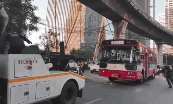 Cảnh sát chặn dừng xe buýt mất phanh