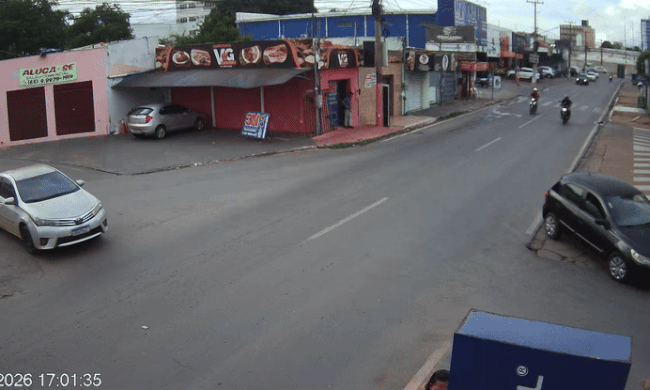 Tài xế sang đường ẩu khiến người đi xe máy bay lên nóc ôtô