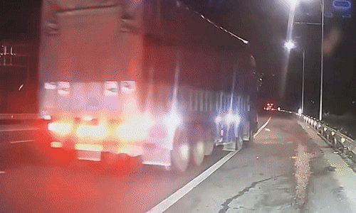 Xe tải nhỏ húc vào xe tải lớn đang tấp vào lề trên cao tốc