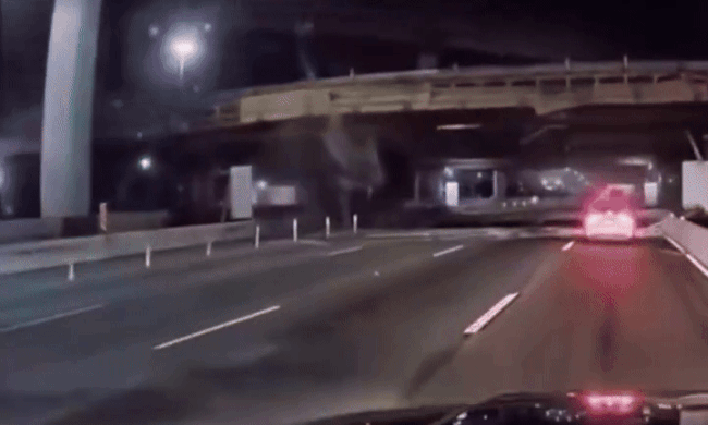 Ôtô đâm vào dầm cầu rơi giữa đường, tài xế thiệt mạng