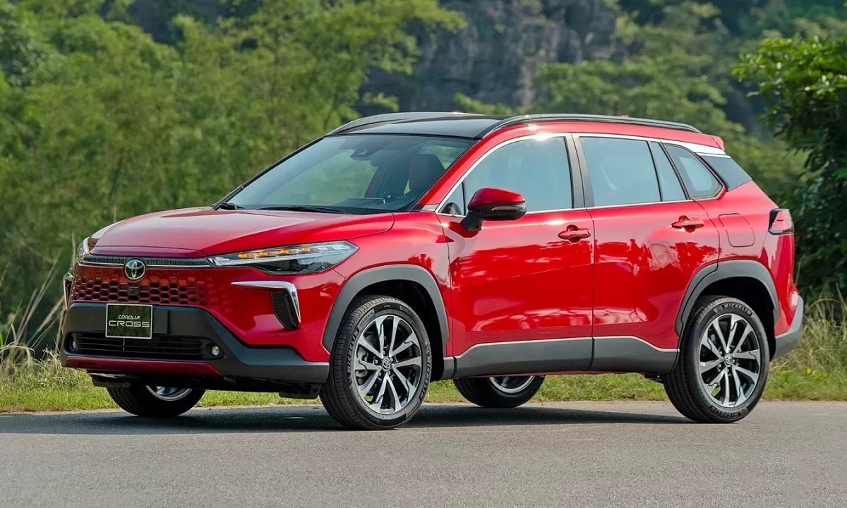 Toyota Việt Nam giảm giá 4 dòng xe hybrid 37-200 triệu đồng