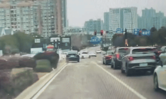 Ôtô vượt đèn đỏ, lao thẳng vào dải phân cách rồi lộn vòng