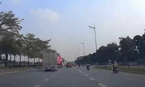 Xe container vắt ngang đường, ép xe con vào dải phân cách