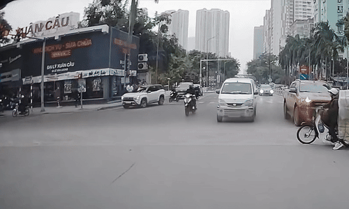 Cắt ngang đầu ôtô, người đi xe máy bị đâm bay