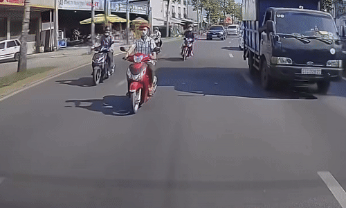 Lao xe máy như bay, nam thanh niên ngã sõng xoài