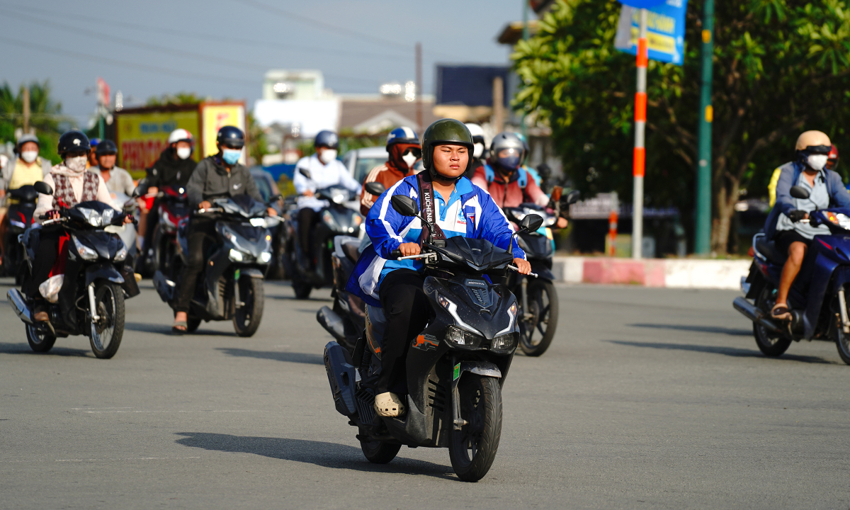 Người Việt giảm mua xe máy xăng