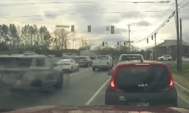 Cụ bà 83 tuổi nhầm chân ga, đâm 6 ôtô dừng đèn đỏ