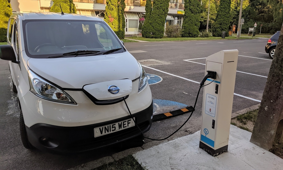 Doanh số xe thuần điện tại châu Âu lần đầu vượt xe xăng