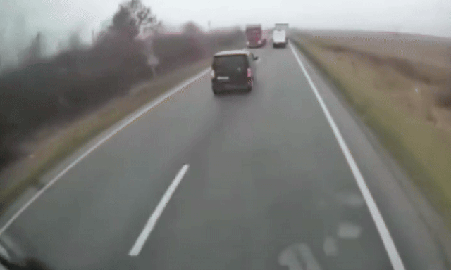 Ôtô đấu đầu xe tải ngược chiều, 7 người thiệt mạng