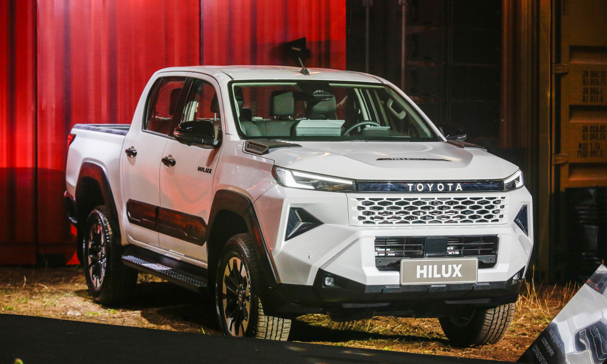 Toyota Hilux thế hệ mới ra mắt Việt Nam, giá cao nhất 903 triệu đồng