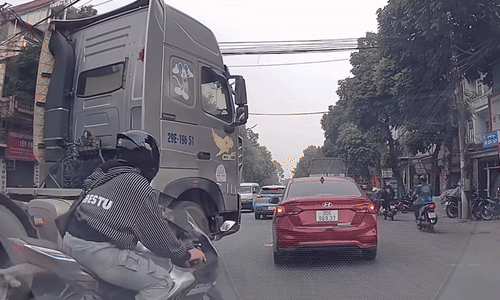 Xe con bị húc vì dừng ngay góc chết của xe đầu kéo