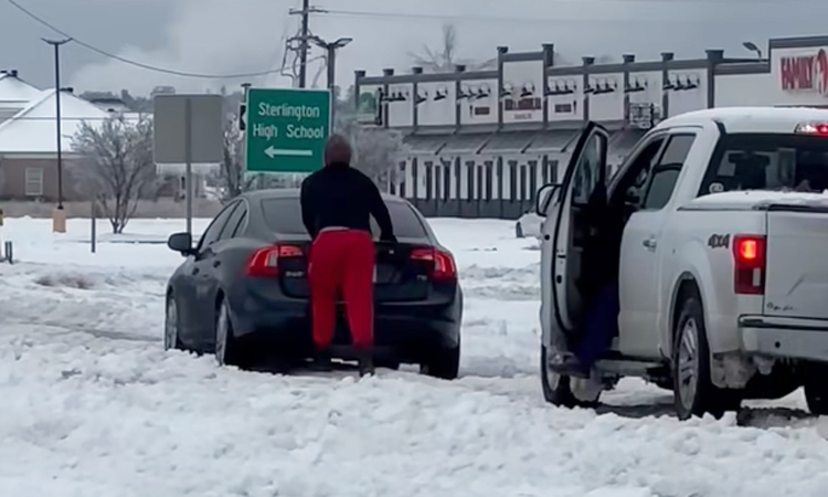 Cảnh sát Mỹ: 'Không phải xe dẫn động 4 bánh, đừng ra đường'