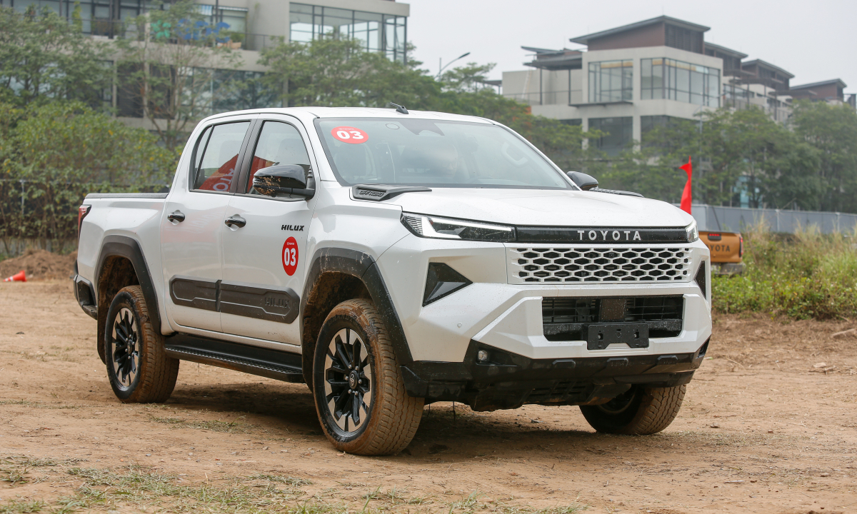 Toyota Hilux Trailhunter giá 903 triệu đồng: lời thách thức cho Ranger Wildtrak