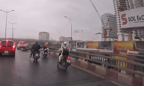 Chục xe máy ngã liên hoàn trên cầu vượt