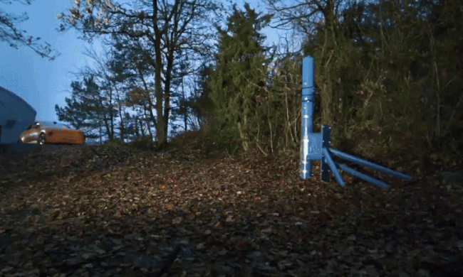 Volvo cho xe điện mới đâm vào cột điện để thử an toàn