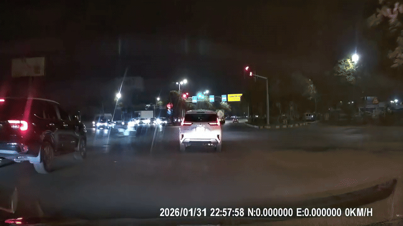 Người đi xe máy bay lên cao vì tông vào ôtô ở ngã tư