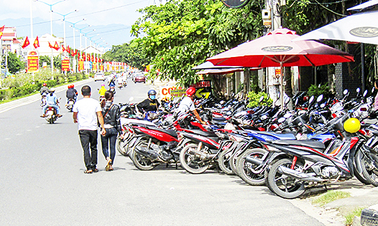 Xe máy đỗ ở lòng đường có cần bánh cách lề 25 cm?