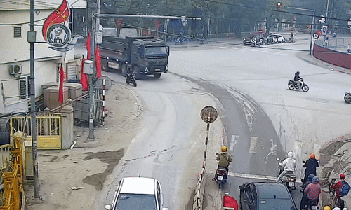 Người đi xe máy thoát chết dưới bánh xe ben chạy ẩu