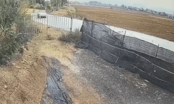 Cửa xe thò thụt không thể mở sau tai nạn, ba người suýt chết