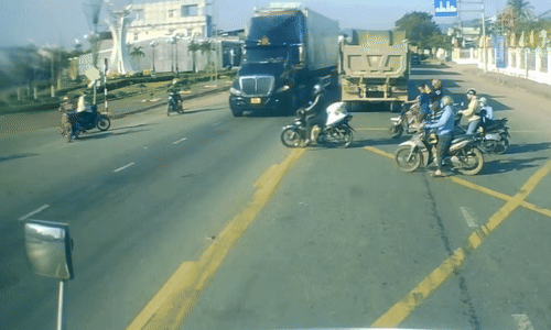 Người đi xe máy lao vào đầu xe container