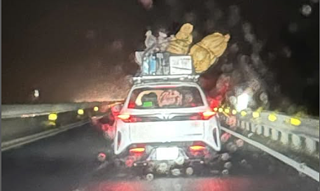 Buộc hàng cồng kềnh trên nóc xe có bị phạt?