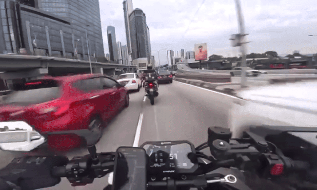 Em bé mở cửa ôtô gây tai nạn liên hoàn