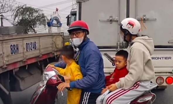 Trẻ em mấy tuổi bắt buộc phải đội mũ bảo hiểm?