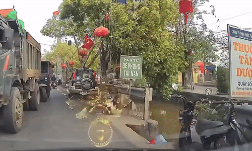 Xe ba gác suýt rơi xuống mương vì vượt ẩu