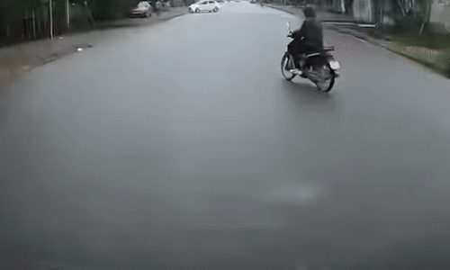 Xe máy từ từ sang đường bị ôtô đâm ngã
