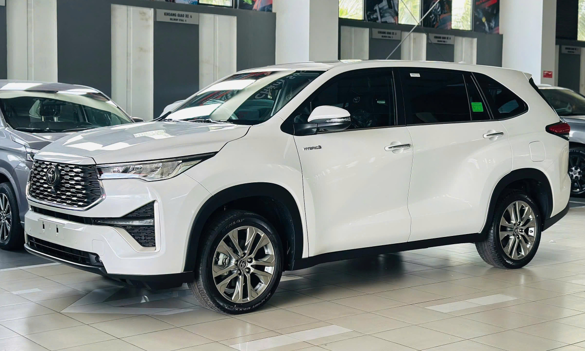 Toyota Innova Cross hybrid giảm giá 45 triệu đồng