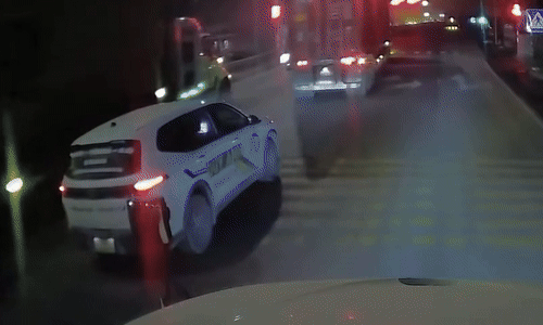 Xe con tự húc vào đuôi xe container