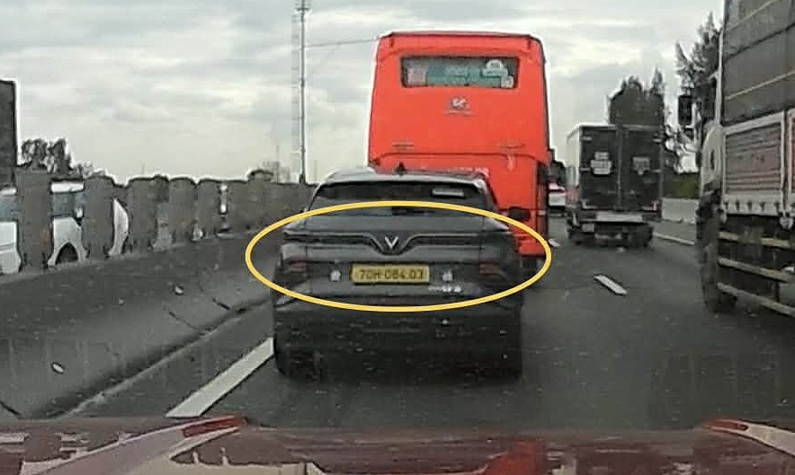 Giảm tốc không sáng đèn - lưu ý khi bám đuôi xe điện